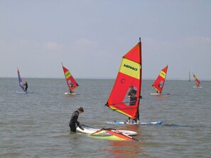 A group of people windsurfing on a calm sea. - Mallard Modern Retreat (Dornum)