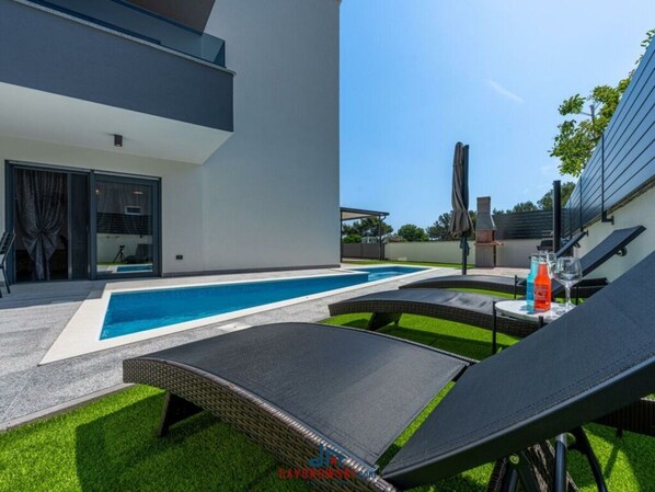 Outdoor pool - Appartement Roos (Medulin)