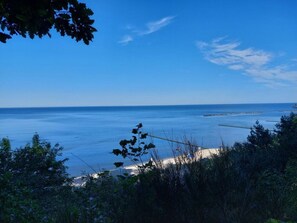 Vista costera con cielo despejado y mar tranquilo.