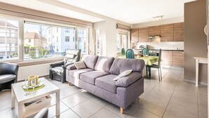Un appartement moderne comprenant un salon, un coin repas et une cuisine.