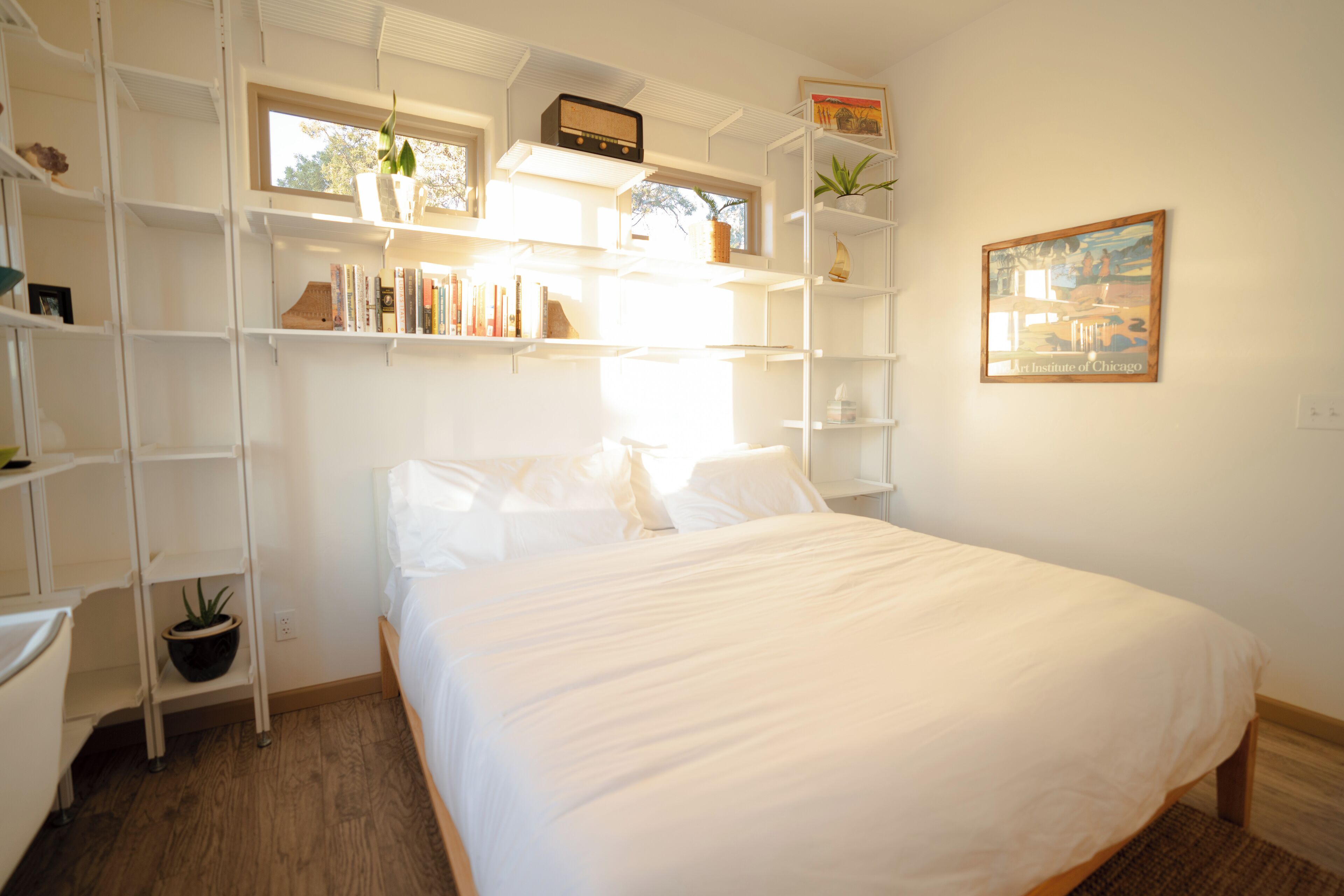 1 dormitorio, escritorio, tabla de planchar con plancha y cuna de viaje