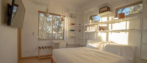 1 chambre, bureau, fer et planche à repasser, lit parapluie