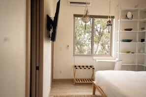 1 chambre, bureau, fer et planche à repasser, lit de bébé portatif