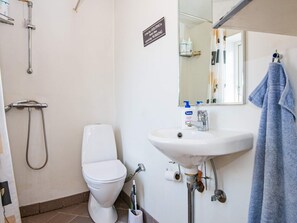 A bathroom with a toilet, sink, and shower. - 4 Person Holiday Home in Malling (Malling)