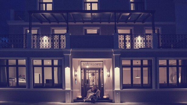 A multi-story hotel with a prominent entrance labeled "MEERLOFT". - 3 in het Huis Meerloft (Norderney)