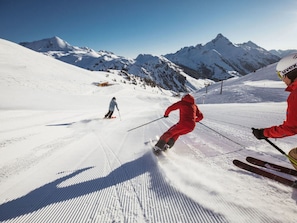 Une piste de ski enneigée avec des skieurs.