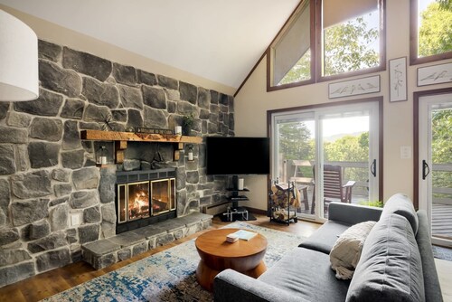 Dog-Friendly Chalet w/Hot Tub, Fire Pit & Deck