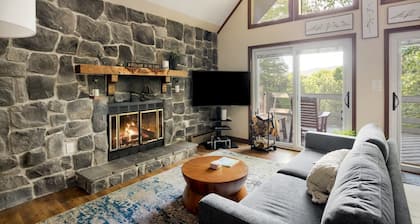 Dog-Friendly Chalet w/Hot Tub, Fire Pit & Deck