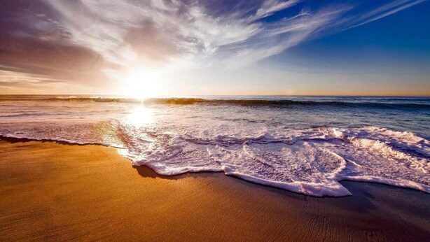 A beach with waves and a sunset. - Chalet in Middelkerke Near the Beach (Middelkerke)