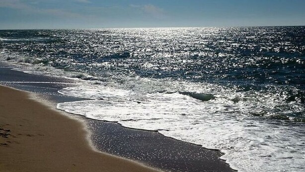 A beach with waves crashing onto the shore under a clear sky. - Holiday Apartment Lust on Sylt (Sylt)