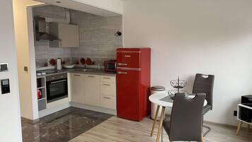 House | Dapur peribadi | Ketuhar, cerek elektrik, pembakar roti