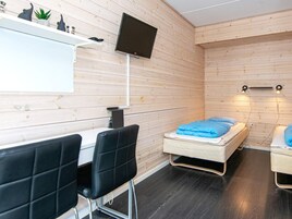 Una habitación moderna con una cama, un escritorio y sillas.