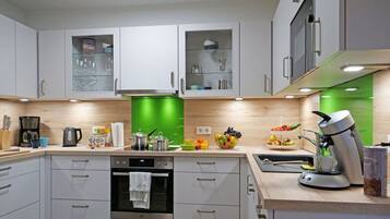 Apartemen | Dapur pribadi | Pemanggang roti dan peralatan masak/sendok-piring