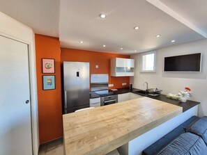 Fridge, microwave, oven, dishwasher - Duplex Contemporain, Climatisation à Deux pas de la mer (LA SEYNE SUR MER)