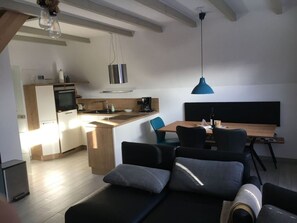 Apartment | Private kitchen | Oven, electric kettle, toaster, high chair - Holiday Home Tim Paul (Butjadingen)