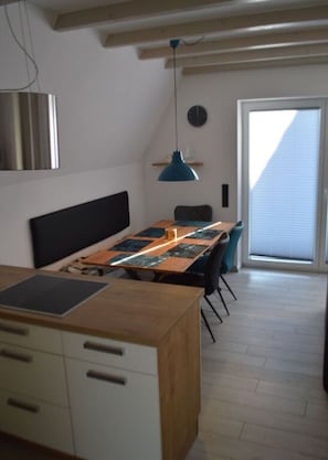 Apartamento | Cozinha privada | Fogão, chaleira elétrica, torradeira, cadeirão de bebê