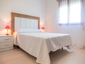 4 chambres, ameublement personnalisé, fer et planche à repasser