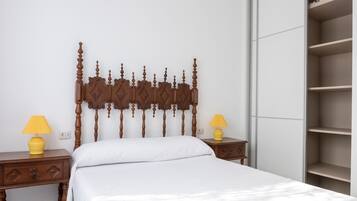 House | 4 bedrooms, individually furnished, iron/ironing board, bed sheets