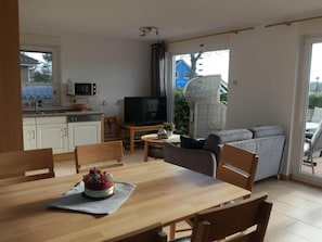 Dining - Apartment 1 in the Beach Happiness House (Glowe)