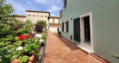 Apartment sleeps 6 located in in the heart Asciano, with terrace.