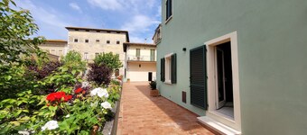 Apartment sleeps 6 located in in the heart Asciano, with terrace.