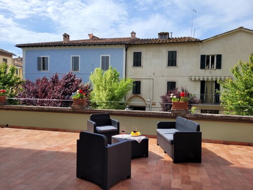 Apartment sleeps 6 located in in the heart  Asciano, with terrace.