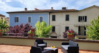 Apartment sleeps 6 located in in the heart Asciano, with terrace.