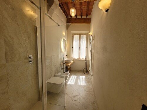 Apartment sleeps 6 located in in the heart  Asciano, with terrace.