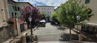 Apartment sleeps 6 located in in the heart Asciano, with terrace.