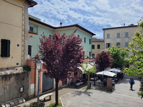 Apartment sleeps 6 located in in the heart  Asciano, with terrace.
