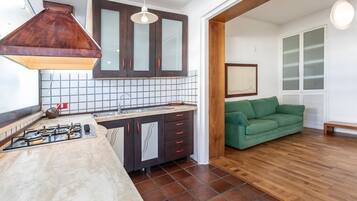 Kühlschrank, Ofen, Herdplatte, Kochgeschirr/Geschirr/Besteck