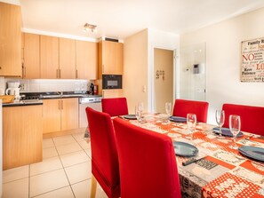 Apartamento | Cocina privada | Hervidor eléctrico, tostadora y trona infantil