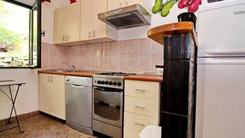 Departamento | Cocina privada | Refrigerador, microondas, horno y parrilla de estufa