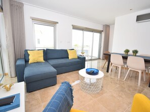 House | Dining - Holiday Home Near Sao Martinho Beach (Caldas da Rainha)