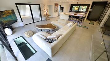 TV connectée, jeux vidéo, baby-foot, table de tennis de table