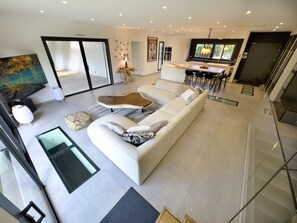 TV connectée, jeux vidéo, baby-foot, table de tennis de table