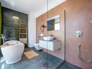 Villa | Bathroom | Bathtub, hair dryer - Verborgen Villa (Vodnjan)