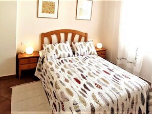 Apartament | 2 dormitoris, planxa i posts de planxar i roba de llit