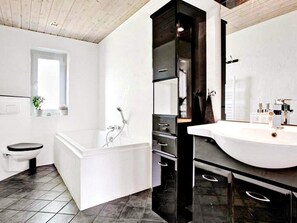 House | Bathroom - 8 Person Holiday Home in Hadsund (Hadsund)