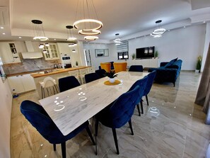 Villa | Dining