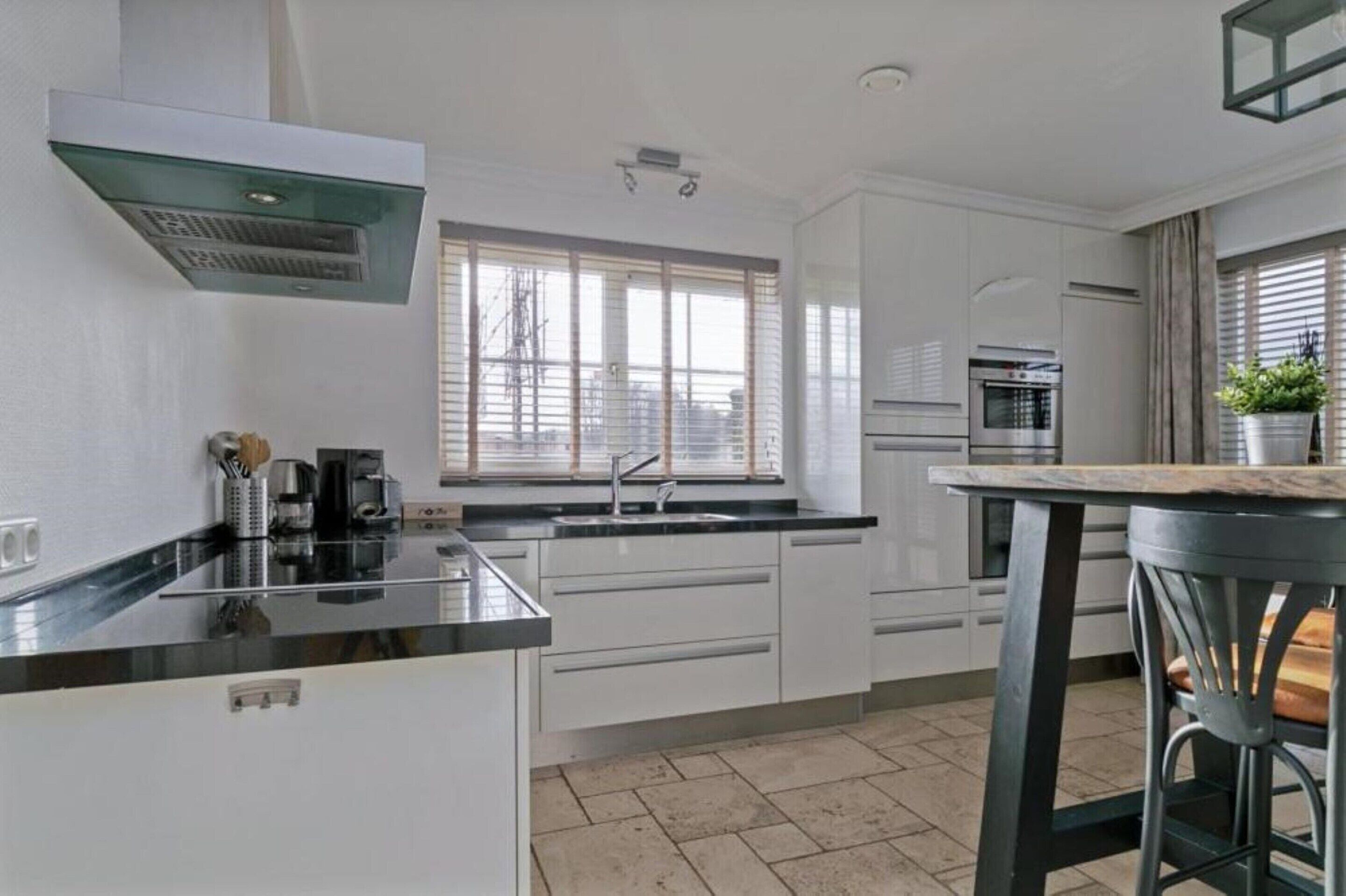 Villa | Dapur peribadi | Peti sejuk, cerek elektrik, kerusi tinggi 