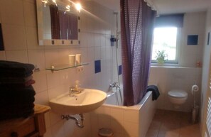Bathroom - Pilsterhill Modern Retreat (Oberleichtersbach)