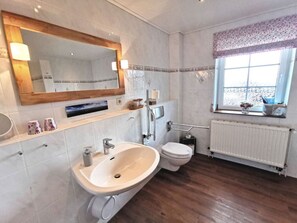 House | Bathroom - Grandpa Hans Modern Retreat (Tetenbüll)