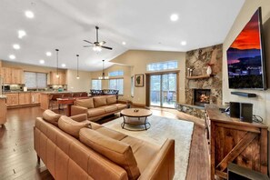 Smart TV, fireplace, video games, table football - Pine Valley Lodge: Air Conditioning, Games (South Lake Tahoe)