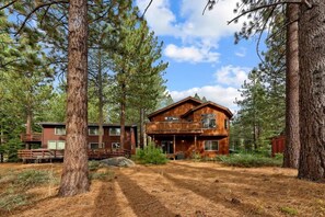 Exterior - Pine Valley Lodge: Air Conditioning, Games (South Lake Tahoe)