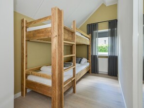 6 bedrooms, individually furnished, bed sheets