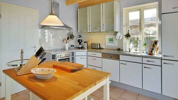 Cottage | Private kitchen | Electric kettle, toaster