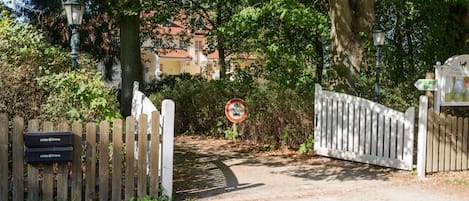 المنشأة من الخارج