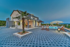 Villa | Exterior - Apartment in Croatia Near Adriatic Coast (Sukosan)