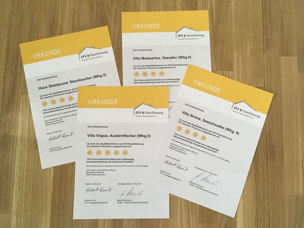 Cuatro certificados de hotel con encabezados amarillos, cada uno describiendo una propiedad diferente.